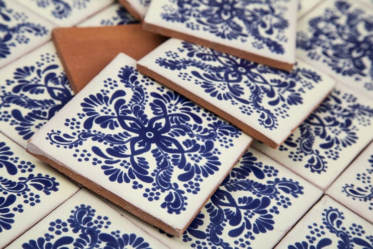 Fliesen mit blauem Dekor