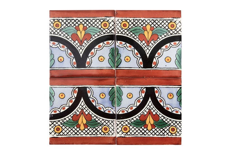 Vier dekorative Fliesen mit Blumenmuster