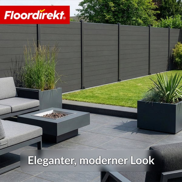 Terrasse mit modernem Sichtschutzzaun, Lounge-Möbeln und Pflanzenkübeln