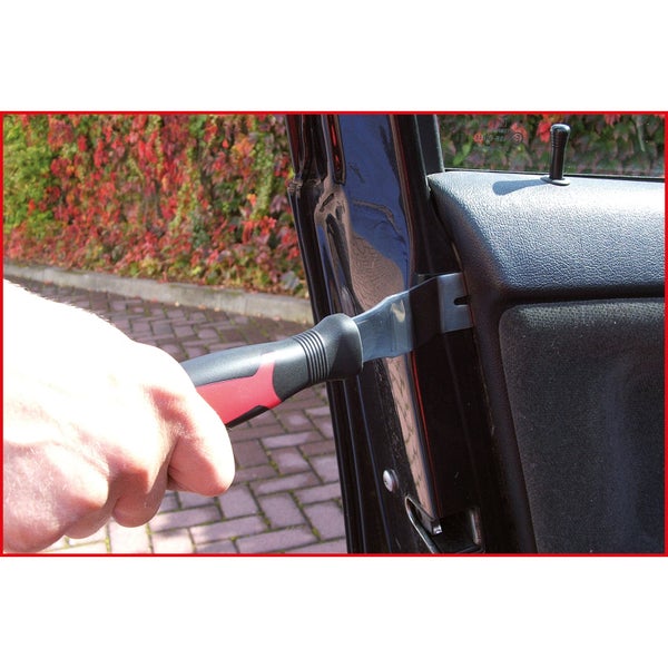 Ein Werkzeug zum Entfernen der Türverkleidung eines Autos wird verwendet.