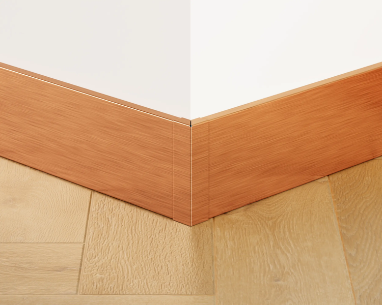 Sockelleiste aus Holz an einer Wand neben einem Holzboden