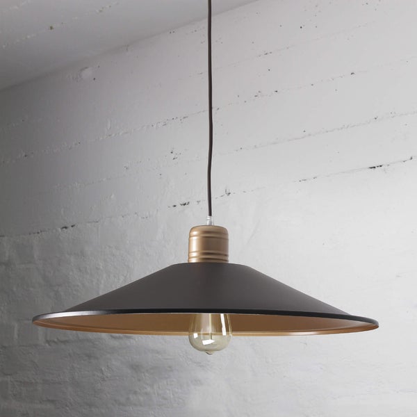 Hängelampe mit Lampenschirm und Glühbirne