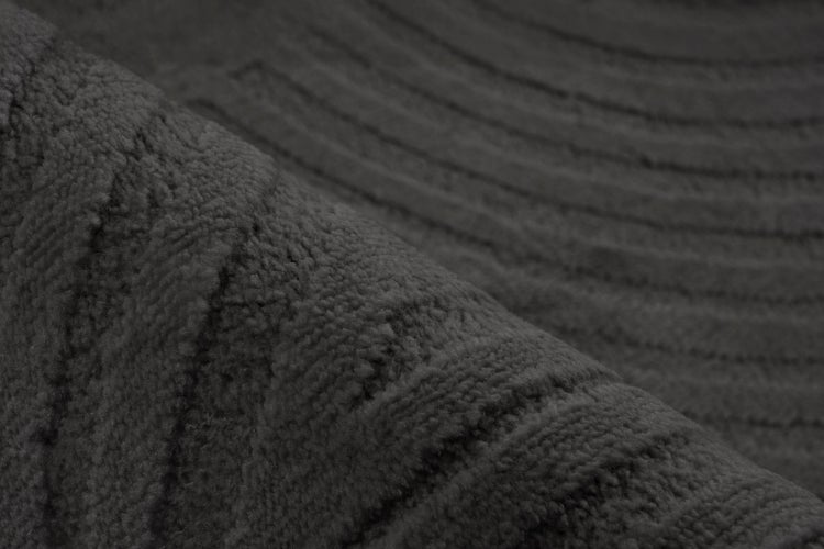 Strukturierter Teppich mit weicher Haptik und gerilltem Design in Nahaufnahme