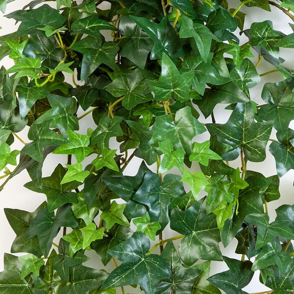 Künstliche Efeuranke mit spitz zulaufenden grünen Blättern.