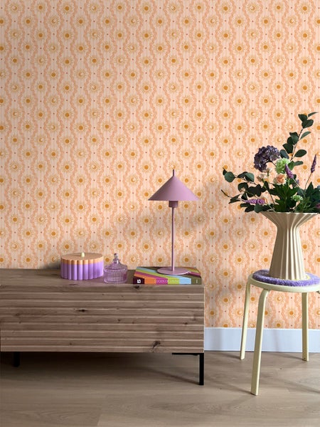 Tapete mit Sonnen- und Mondmuster in einem Raum mit einem Sideboard aus Holz und einer Blumenvase auf einem Hocker.
