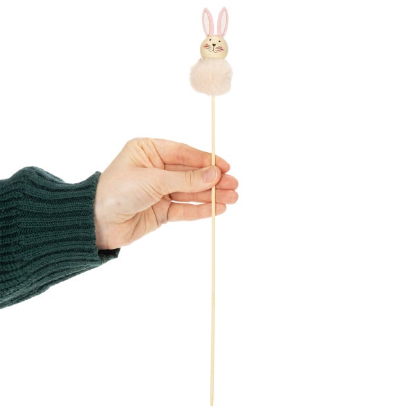 Hand hält Hasen-Pflanzenstecker aus Holz und Plüsch