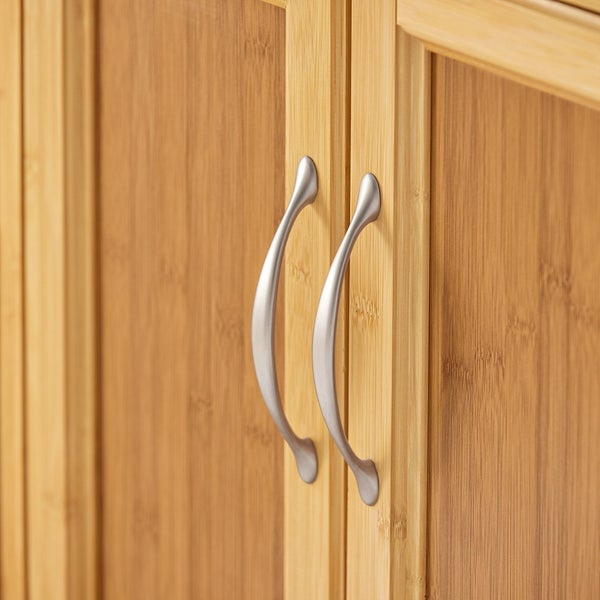 Detailaufnahme eines Schranks mit Griffen aus Bambus