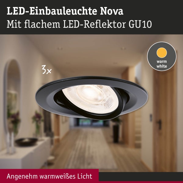 Rundes, schwenkbares LED-Einbaustrahler-Set Nova in Schwarz mit flachem GU10 Reflektor und warmweißem Licht in einem hellen, aufgeräumten Flur.