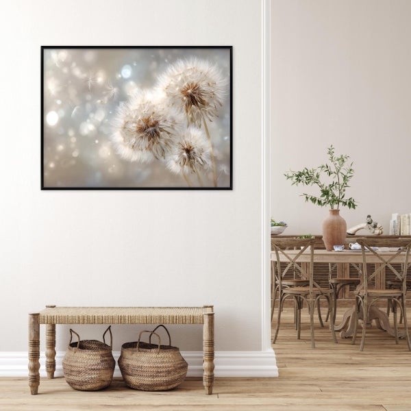 Gerahmtes Wandbild mit Pusteblumen in einem hellen Raum über einer Holzbank mit geflochtenen Körben und Blick auf einen Essbereich.