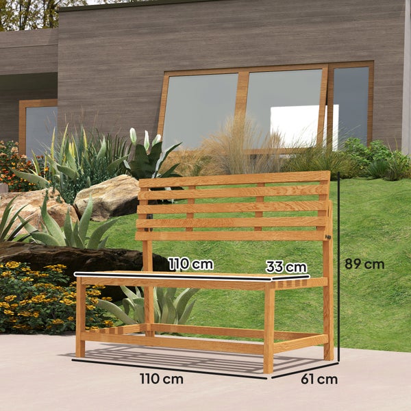 Raum mit Blumentapete, Fahrrad und Dekorationen für eine freundliche Atmosphäre