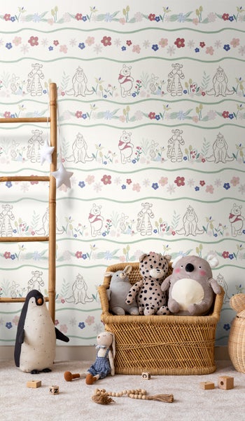 Kinderzimmer mit einer Tapete mit Winnie Puuh Motiven, einer Leiter und Spielzeug