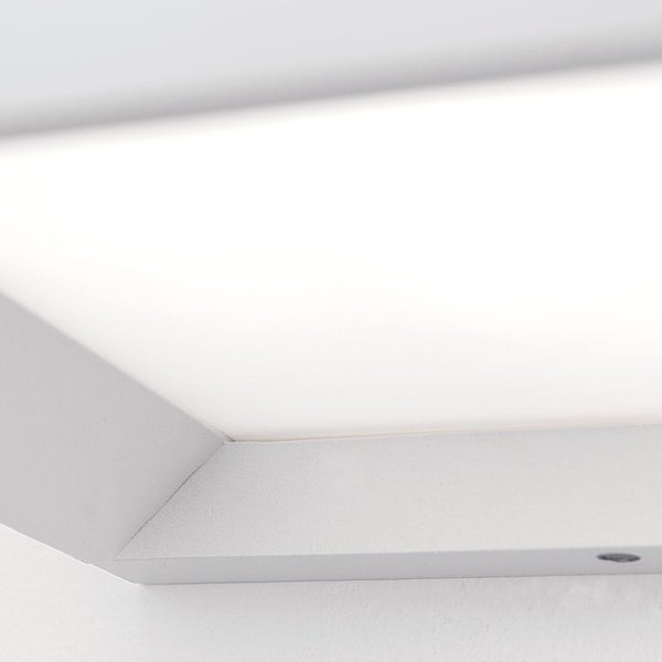 Nahaufnahme einer LED-Panel-Deckenleuchte mit flachem weißem Rahmen und Diffusor.