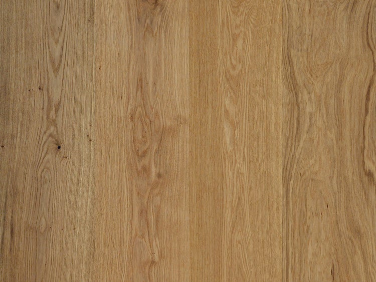 Nahaufnahme einer dunklen Holzstruktur mit ausgeprägter Maserung.