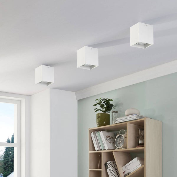 Drei würfelförmige Deckenleuchten im Wohnraum
