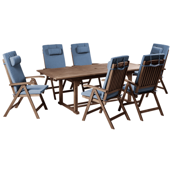 Gartenmöbel-Set aus einem rechteckigen Holztisch und sechs klappbaren Holzstühlen mit blauen Polsterauflagen und Kopfkissen.
