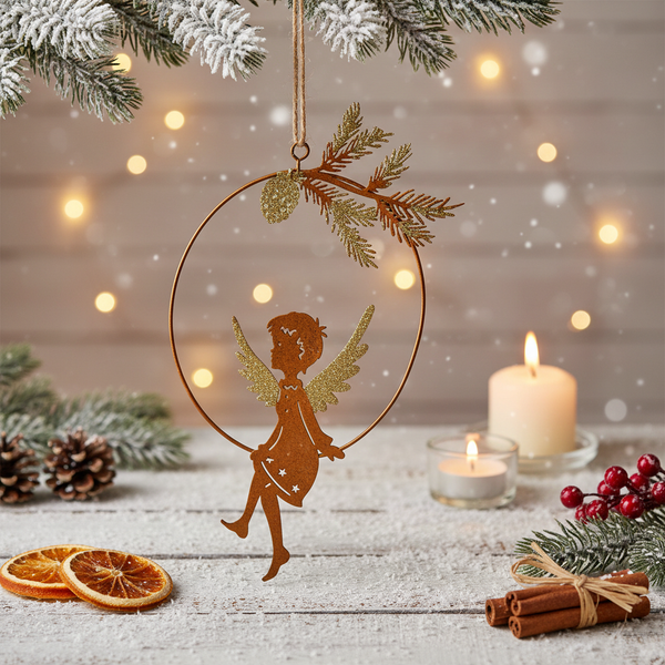 Weihnachtsanhänger aus Metall in Ringform mit Engel und Glitzerzweig, dekoriert mit Kerzen, Zimtstangen und getrockneten Orangenscheiben.