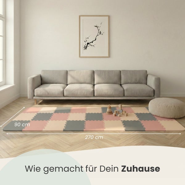 Spielmatte aus Puzzlematten im hellen Wohnzimmer vor einem Sofa. Abmessungen 270 Zentimeter mal 90 Zentimeter.