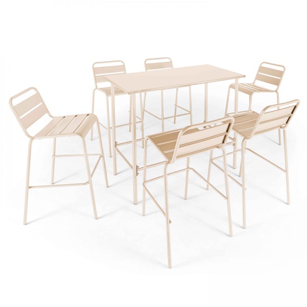 Stapelbare Barstühle aus Metall mit Rückenlehne und Sitzfläche in Lattenoptik in Beige.