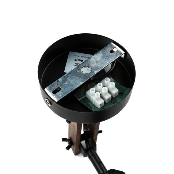 Innenansicht einer Lampe mit Montagehalterung und elektrischen Anschlüssen