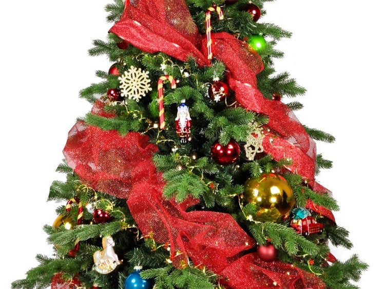 Geschmückter künstlicher Weihnachtsbaum mit Girlanden, Kugeln, Zuckerstangen und Dekofiguren.