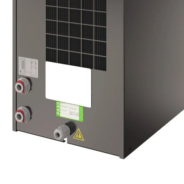 Detailansicht einer Klimaanlage mit Anschlüssen, Lüftungsgitter und Sicherheitsaufklebern.