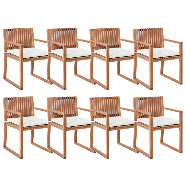 Achter-Set Gartenstühle aus Holz mit Kufengestell, Rückenlehne mit Latten und weißen Sitzkissen.