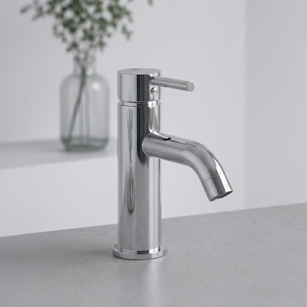 Einhebel-Waschtischarmatur in Chrom mit zylindrischem Körper und schlankem Bedienhebel.