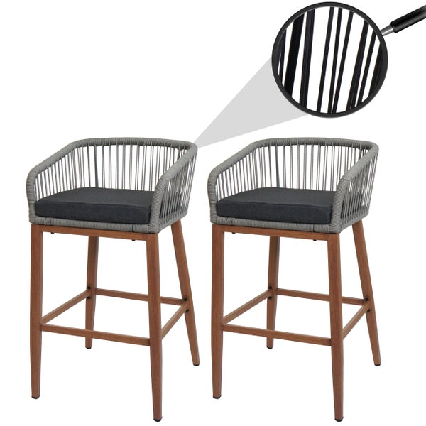 Zwei Barstühle mit Holzgestell und geflochtenem Sitz