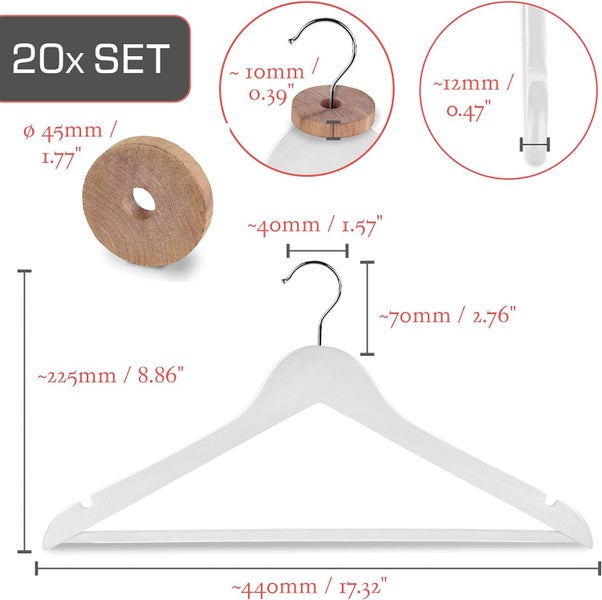 Set mit zwanzig Kleiderbügeln und Zedernholzringen mit Maßangaben