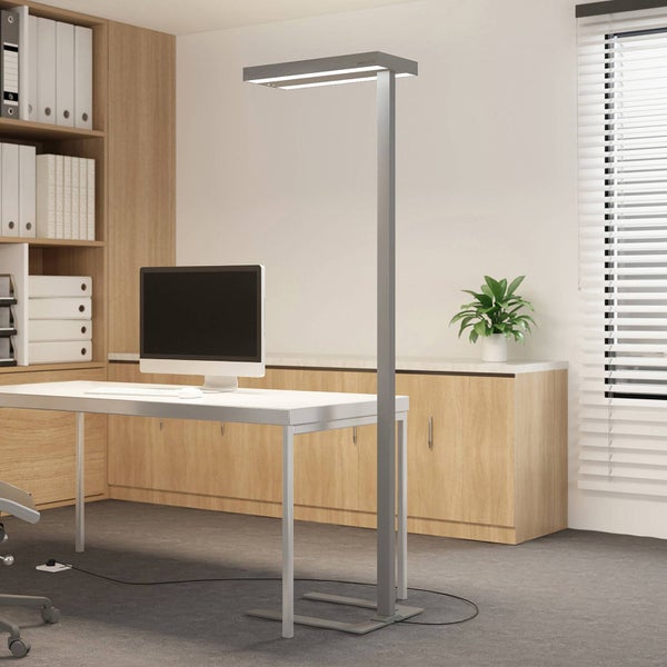 Moderne LED-Stehleuchte für das Büro in einem hellen, organisierten Arbeitszimmer mit weißem Schreibtisch und Holzschränken.