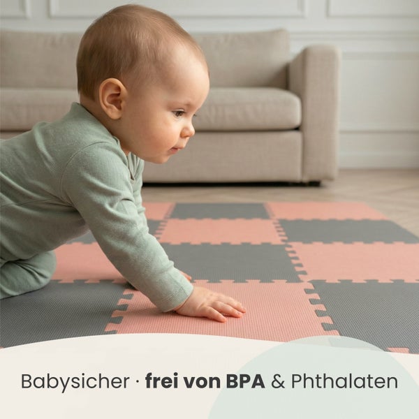 Baby krabbelt in hellem Wohnzimmer auf einer Schaumstoff-Puzzlematte. Die Matte ist sicher sowie frei von Bisphenol A und Phthalaten.
