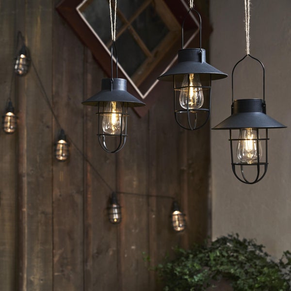 Dekorative Hängeleuchte mit Dämmerungssensor, geeignet für eine Batterie, circa 21 cm hoch und 18 cm breit.