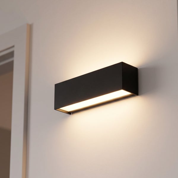 Moderne rechteckige Wandleuchte mit Lichtaustritt nach unten und oben an einer Wand montiert