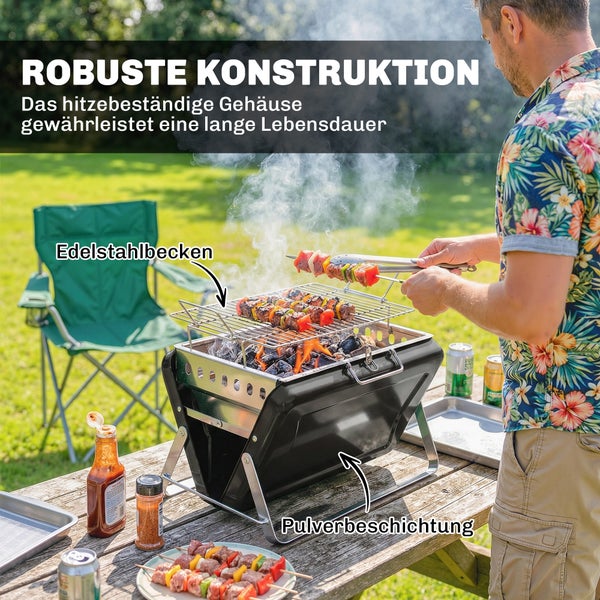 Mann grillt Fleischspieße auf einem tragbaren Holzkohlegrill mit Edelstahlbecken und Pulverbeschichtung auf einem Holztisch im Garten.