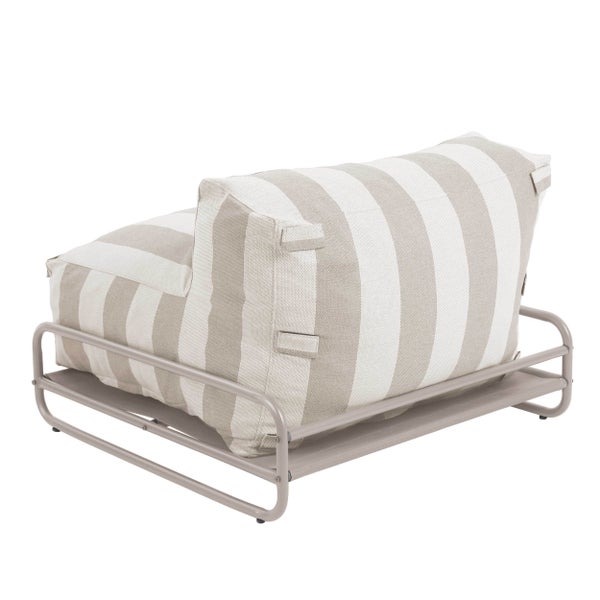Gestreifter Lounge-Sessel in Beige und Weiß mit taupefarbenem Metallgestell für den Garten.
