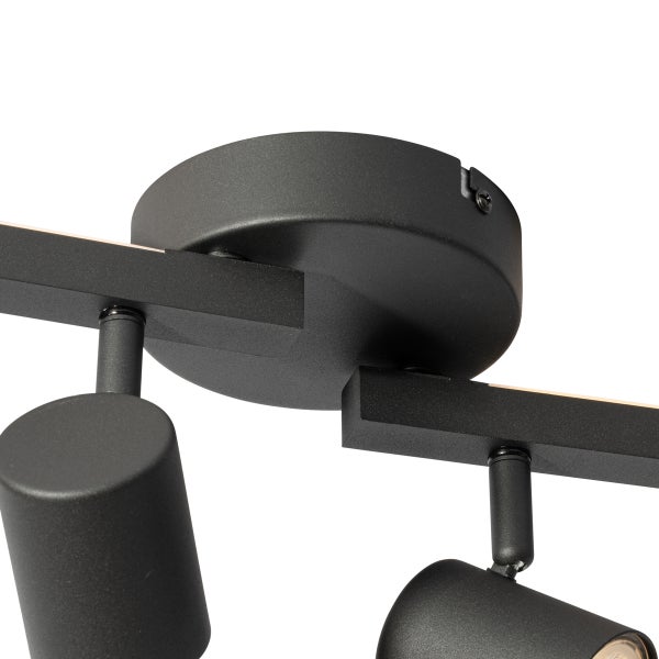 Detailaufnahme einer schwarzen Deckenleuchte mit mehreren Strahlern.