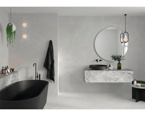 Helles Badezimmer mit Badewanne, Waschtisch und Spiegel