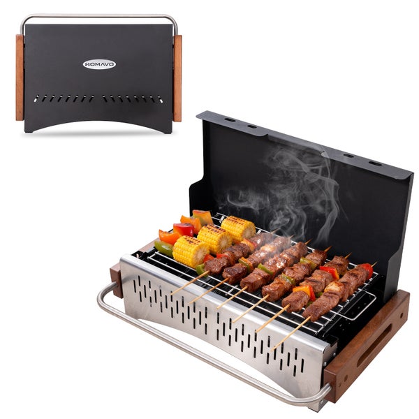 Tragbarer Holzkohlegrill mit Komavo Logo aus Edelstahl und Metall mit Holzgriffen, geschlossen und geöffnet mit Grillgut auf dem Rost.