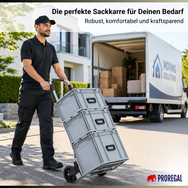 Mann transportiert gestapelte Kunststoffboxen auf einer robusten Sackkarre vor einem Umzugswagen. Proregal Logo.