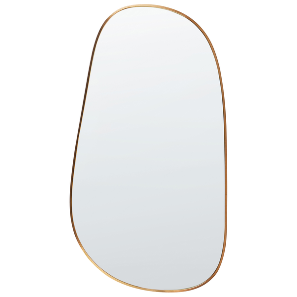 Asymmetrischer Wandspiegel mit schmalem, goldfarbenem Metallrahmen in organischer Kieselsteinform.