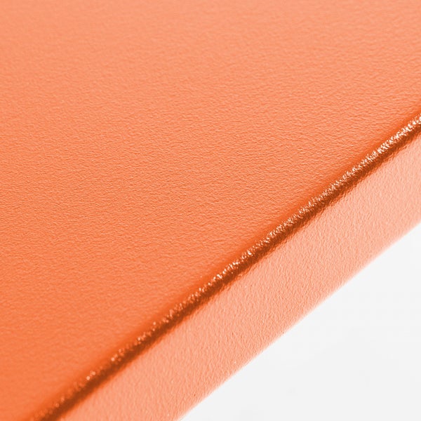 Detailaufnahme einer orangefarbenen strukturierten Oberfläche mit abgerundeter Kante.