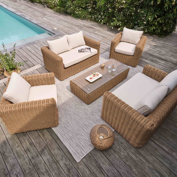 Nahaufnahme des Flechtmusters eines Gartenmöbelstücks aus Polyrattan.