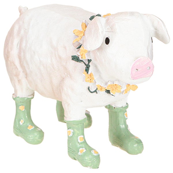 Dekorative Schweinefigur mit Blumenkranz und Gummistiefeln als Gartendekoration