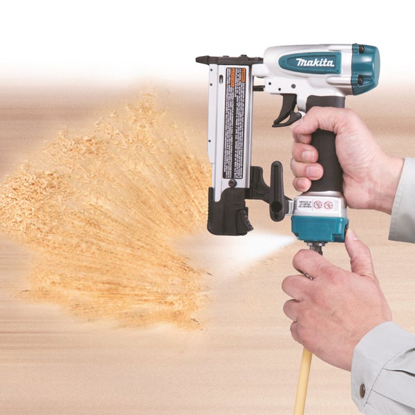 Makita Druckluftnagler in der Hand