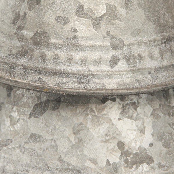 Detailaufnahme eines Metallgefäßes