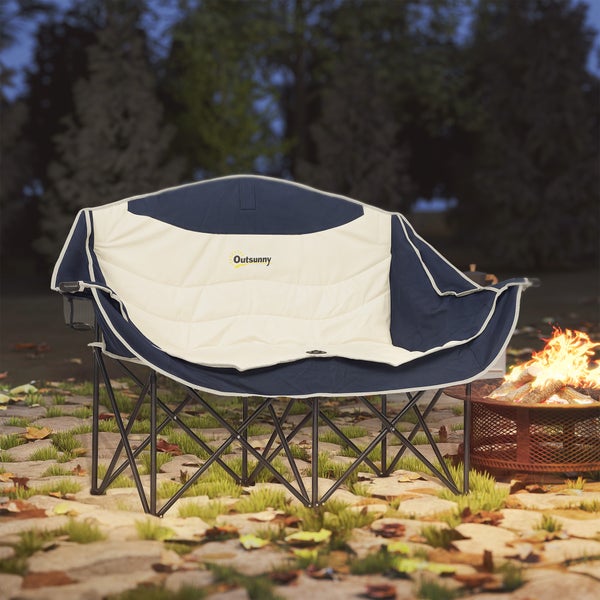 Ausklappbare Outsunny Camping Doppelsitzbank mit Getränkehalter vor einer Feuerstelle im Freien.