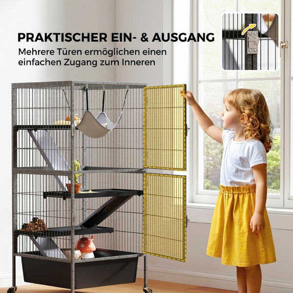 Mehrstöckiger Kleintierkäfig aus Metall mit Rampen und Hängematte. Ein Kind öffnet eine der Türen für einfachen Zugang zum Inneren.