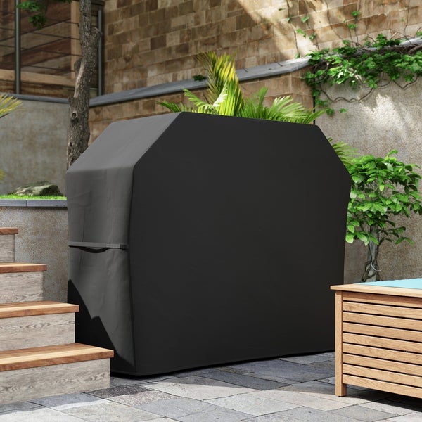 Schwarze Grillabdeckung im Garten