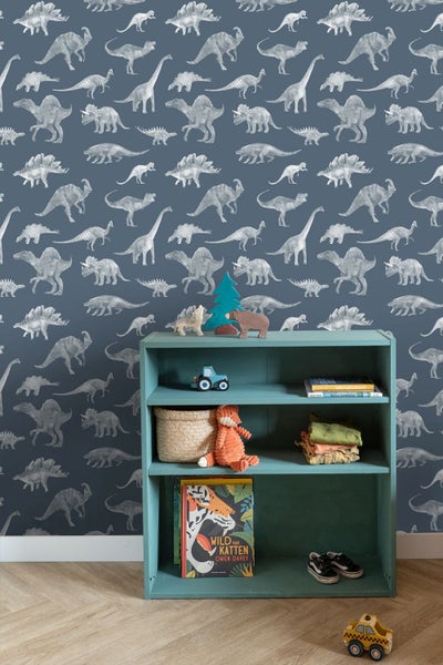 Kinderzimmer mit Dinosaurier-Tapete und blauem Regal