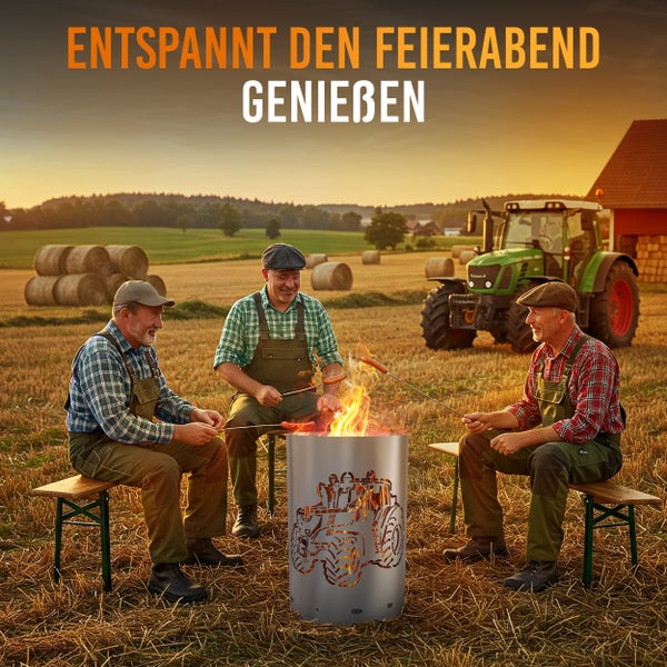 Drei Männer grillen Würstchen an einer Feuertonne mit Traktormotiv auf einem Feld.
